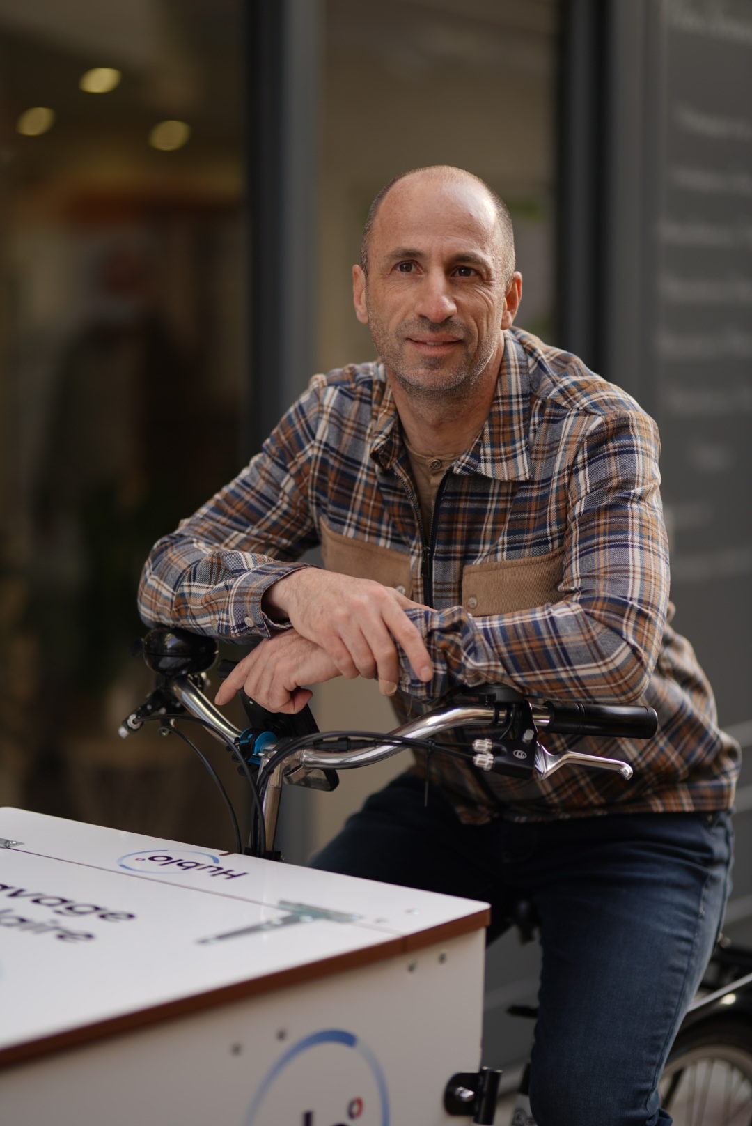 Photo du fondateur de Hublo, Stephane Cohen sur le vélo triporteur