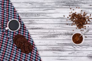 Chocolat et café sur une nappe tachée