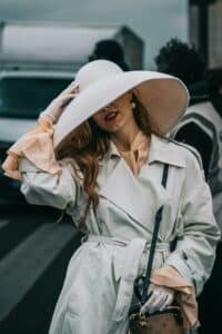 fille avec un trench